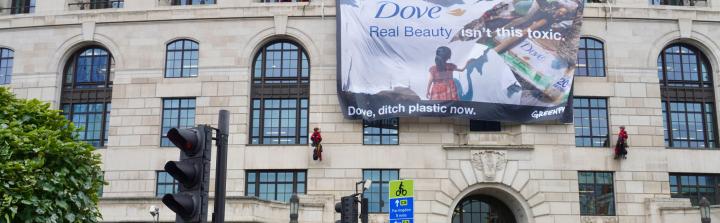 Aktywiści Greenpeace zabarykadowali się przed centralą Unilever